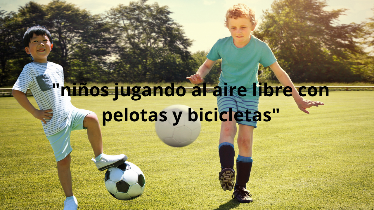 niños jugando al aire libre con juguetes deportivos y bicicletas