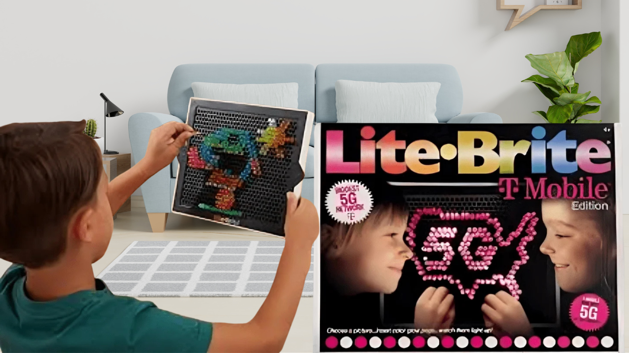 niño jugando con Lite Brite juego de luces y clavijas de colores